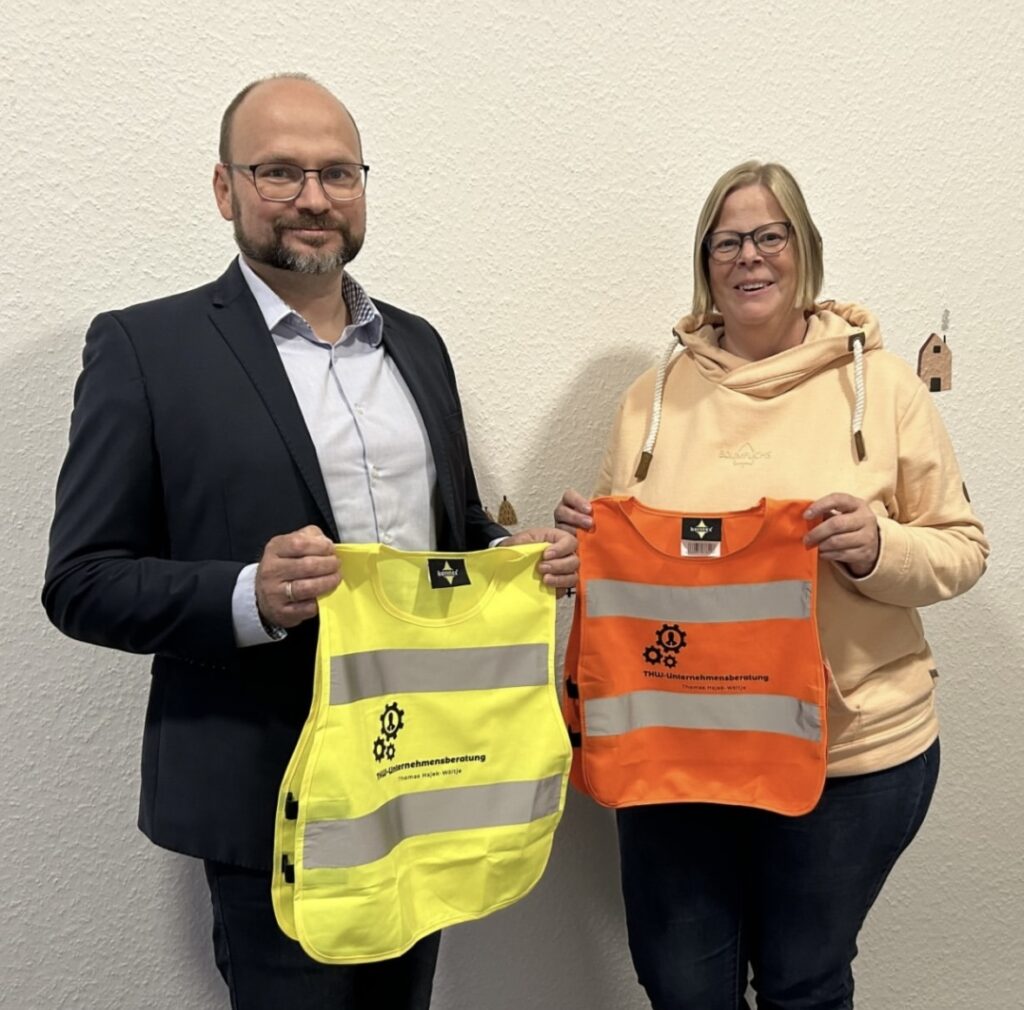 Übergabe gesponserter Sicherheitswesten mit Logo THW Unternehmensberatung