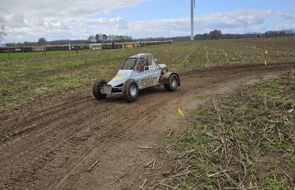 Gesponserter Rallycross-Buggy des ADAC Weser-Ems Junior Cup auf dem Feld