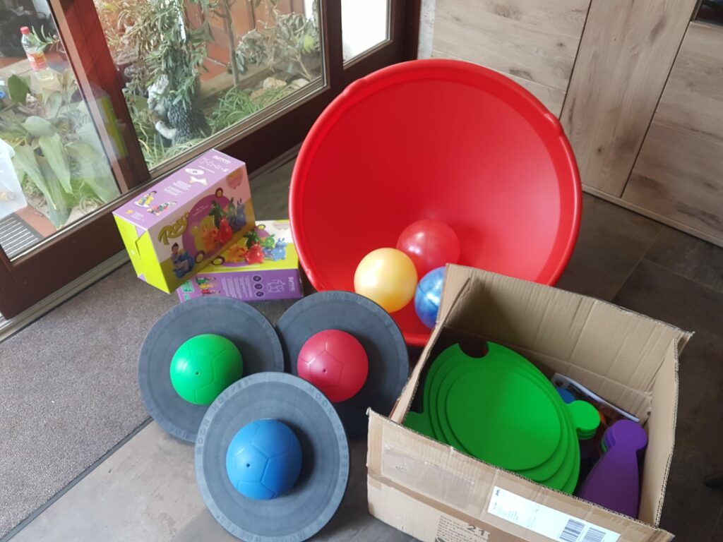 Gespendetes Spielzeug und Sportgeräte für das Eltern-Kind-Turnen Wagenfeld